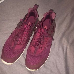 Nike maroon shoes